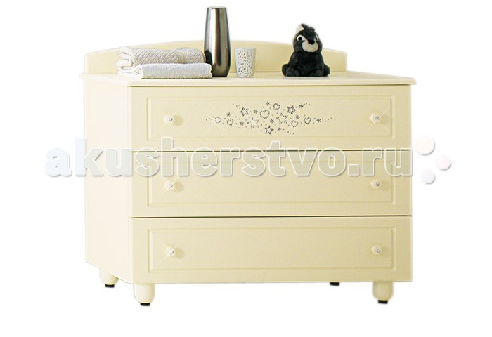 Комод Baby Expert DiamanteDiamante Комод Baby Expert DiamanteDiamanteКомод Baby Expert из коллекции Diamante как и остальные элементы коллекции выполнен в классическом стиле и декорирован аппликацией из страз. Три вместительных ящика помогу Вам сохранить все детские вещи и принадлежности в порядке. На поверхность комода можно установить пеленальную накладку. При изготовлении мебели используются только натуральные, абсолютно безопасные материалы, краски на водной основе. Размеры, см 93х102х56<br>