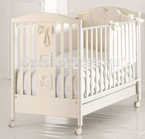 Детская кроватка Baby Expert MadreperlaMadreperla Детская кроватка Baby Expert MadreperlaMadreperlaДетская кроватка Madreperla изготовлена из прочной древесины - бука. Великолепный дизайн в сочетании с практичностью и функциональностью. Кроватка украшена объёмной аппликацией, жемчугом Swarovski и атласным бантом (съёмный). Особенности Baby Expert Aloha Madreperla: Расстояние между рейками в боковых стенках составляет 4-7 см, что исключает застревание между ними головки, ручек или ножек ребёнка Расстояние между краями и сеткой ещё меньше и составляет 2,5 см - малыш при всём своём желании не сможет просунуть туда ножку Сетка сделана из буковых досок, а значит будет обеспечивать правильную осанку с первых дней новорожденного Отсутствие острых углов в конструкции кровати Регулируемые по высоте бортики, легко и просто одной рукой Благодаря упрощённой системе монтажа Easy Fix кроватку легко собрать самостоятельно без использования спец. инструментов Кроватка мобильная, благодаря 4 прорезиненным колёсикам, два из которых со стояночным тормозом Максимальную безопасность обеспечивает нетоксичное покрытие краёв, в случае спорикосновения со ртом малыша Два положения (уровня) дна: верхнее - для первых месяцев жизни, нижнее - для малыша от 6 мес. Окрашена краской на водной основе, полностью безопасной для здоровья ребёнка. Краска на водной основе производится путём растворения смол не в химических веществах, а в воде. Подкроватный ящик (с защитой от выпадения) Декор: объемный декор в виде сердечек и мишек, украшенных жемчугом, а также изящный бант. Материалы: бук, ДСП, краски на водной основе (сертификат ISO 9001). Размер: 102 х 71 х 133 см Возможность установить качалку (приобретается отдельно)<br>