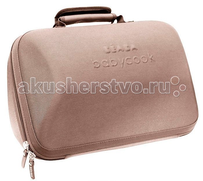 Beaba Сумка для блендера-пароварки BabyCookСумка для блендера-пароварки BabyCook Beaba Сумка для блендера-пароварки BabyCookСумка для блендера-пароварки BabyCookСумка Beaba благодаря прочному каркасу надежно защитит блендер-пароварку Babycook от ударов и повреждений во время поездки или хранения. Сумка оснащена двойной застежкой-молнией, удобными ручками, скрепляющимися вместе при помощи специального хлястика и четырьмя пластиковыми ножками. Внутри предусмотрен пришивной кармашек на застежке-молнии и две перегородки. С такой сумкой блендер-пароварка Babycook всегда будет у вас под рукой, и вы без труда сможете взять его с собой в дальнюю поездку или путешествие. Характеристики: Размер сумки: 40 см х 18 см х 24 см. Материал: текстиль, пластик.<br>