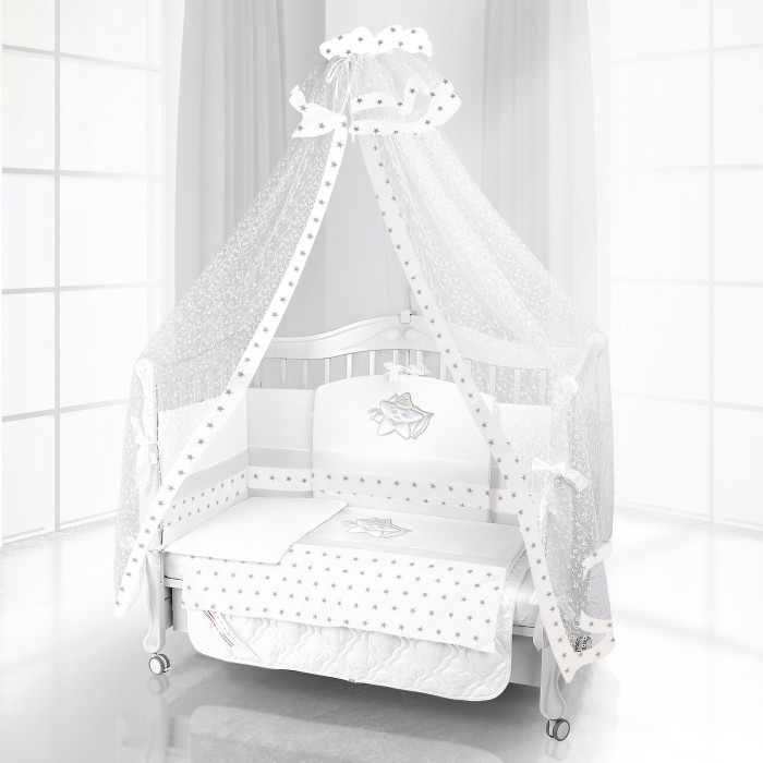Комплект для кроватки Beatrice Bambini Unico Smile 120х60 (6 предметов)Unico Smile 120х60 (6 предметов) Комплект для кроватки Beatrice Bambini Unico Smile 120х60 (6 предметов)Unico Smile 120х60 (6 предметов)Комплект Beatrice Bambini Unico Smile (120х60) подарит встречу малышу с улыбающейся звездочкой, которая станет его постоянным спутником к здоровому сну и ярким сказочным сновидениям. Очень мягкая и приятная на ощупь структура натурального сатина, который итальянский производитель использует при производстве своих комплектов, не будет натирать и раздражать нежную кожу младенца. Данный комплект идеально подходит для кроваток с габаритными размерами 120х60 см. Все материалы, которые использовал итальянский производитель, проходили обязательную проверку по следующим параметрам: соответствие экологическим и санитарным нормам отсутствие каких-либо аллергенов высокое качество и максимальная натуральность В состав комплекта вошли такие постельные принадлежности как: подушечка правильной ортопедической формы одеяло с инновационным наполнителем, который будет поддерживать оптимальный температурный баланс у крохи наволочка и пододеяльник простынка с резиночками для фиксации съемные бортики, которые уберегут кроху от травматизма<br>