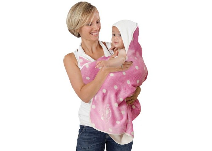 CuddleDry Простынка банная 70 х 140 смПростынка банная 70 х 140 см CuddleDry Простынка банная 70 х 140 смПростынка банная 70 х 140 смПолотенце-фартук Cuddeldry - уникальный продукт, который делает купание простым, безопасным и очень уютным - для вас и для вашего малыша. Полотенце CuddleDry удобно закрепляется на шее родителя, оставляя руки свободными, что позволяет вынуть ребенка из ванны и сразу обернуть теплой мягкой тканью. Материал: органический хлопок. Материал обладает натуральными антибактериальными свойствами, что идеально для чувствительной кожи ребенка.Уникальная двухслойная система с капюшоном - впитывает влагу с тела и волос ребенка. Размер: 140х70 см<br>