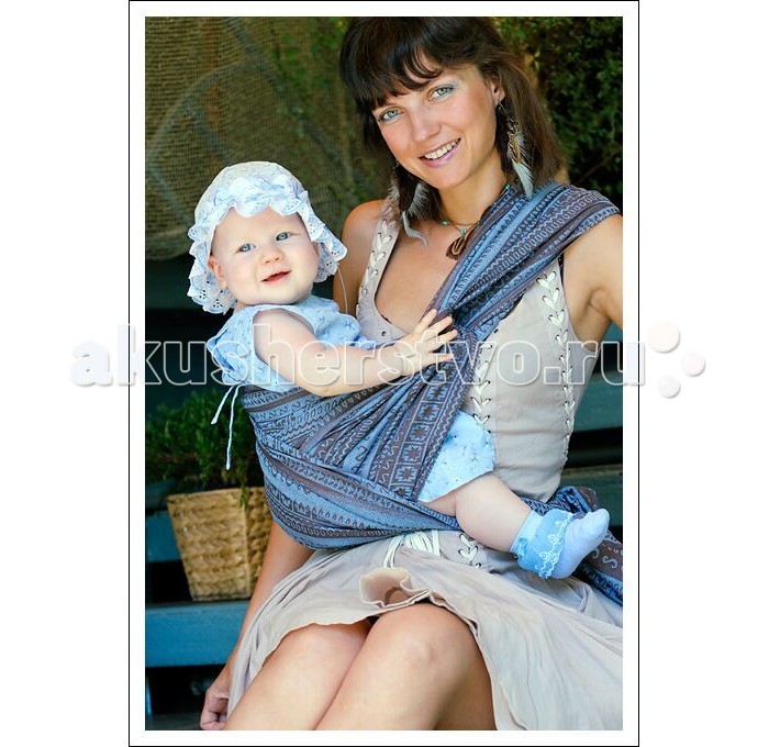 Слинг Ellevill Zara шарф, хлопок (4.2 м)Zara шарф, хлопок (4.2 м) Слинг Ellevill Zara шарф, хлопок (4.2 м)Zara шарф, хлопок (4.2 м)Ellevill - это слинг-шарфы из Норвегии. Разработанные на основе традиционных норвежских орнаментов и выполненные вручную, слинги быстро завоевали популярность по всему миру. Они покоряют своим прекрасным дизайном и универсальностью в носке: слинги Ellevill подходят для всех возрастов (и для новорожденных, и для подросших деток), и для всех сезонов. Слинги Ellevill производятся вручную, из ткани, специально разработанной для ношения детей. Эта ткань - специального жаккардового диагонального плетения, она очень хорошо тянется по диагонали, но почти не тянется по вертикали и горизонтали. Она как бы обнимает малыша и обеспечивает наибольший комфорт в носке. Ellevill Zara - классические шарфы из 100% хлопка с традиционным норвежским орнаментом. Наиболее универсальны, отлично подходят для любого сезона и для любой тяжести ребенка, даже для новорожденного. Универсальный выбор! Слинг - особенно удобен для ношения новорожденных и маленьких деток, для кормления и укачивания на сон. Он также пригодится для ношения на бедре подросших деток на небольшие расстояния - на одном плече не очень удобно носить долго, но зато удобно часто сажать и вынимать малыша. Слинги производятся из шарфовой ткани Ellevill. Состав: 100% хлопок Размер: 4,2 м<br>