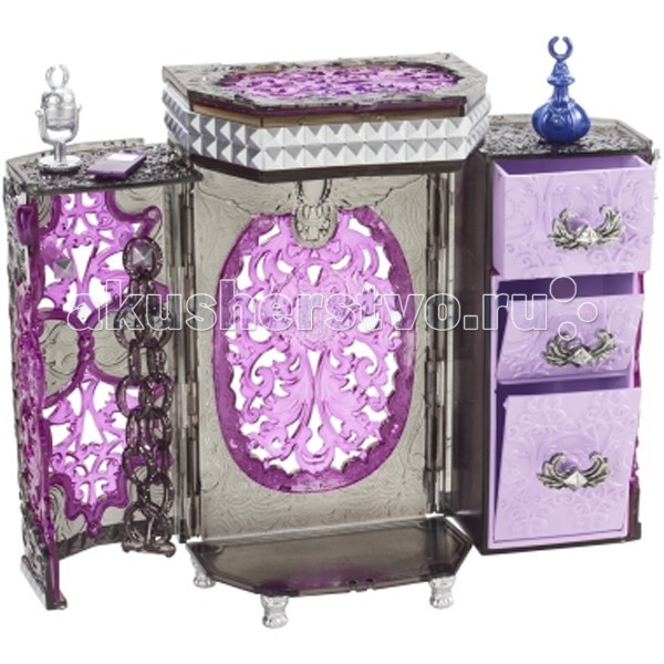Ever After High Игровой набор Шкатулка для украшенийИгровой набор Шкатулка для украшений Ever After High Игровой набор Шкатулка для украшенийИгровой набор Шкатулка для украшенийКукла Ever After High Игровой набор Шкатулка для украшений Со шкатулкой Эппл Уайт можно играть, как с частью интерьера для куклы, а можно использовать ее для хранения своих украшений. Она привнесет в комнату девочки немного стиля героини Ever After High и приятно украсит кукольную жизнь! Шкатулка очень изящна и выглядит воистину по-королевски. Особенности: Дверца шкатулки открывается, верхний ящик выдвигается, а нижние открываются сверху. Верхняя часть с зеркальцем может быть снята для того, чтобы девочка могла носить ее с собой. Нижние ящики также можно вынуть совсем и использовать их как стул для куклы, чтобы та сидела перед шкафчиком. В наборе есть и браслет розового цвета для девочки, к которому можно присоединить 3 подвески и носить его на руке. Подвески имеют оригинальную форму: одна похожа на корону, другая на кукольное ожерелье с бантом, а третья — на ручное зеркальце. Их можно расставить на шкатулке, как кукольные аксессуары, а с самой шкатулкой играть, будто она является частью кукольной мебели. Шкатулка выполнена в фирменных цветах Эппл: розовом, красном и золотом. Она украшена изящными узорами и похожа на аппетитный тортик, декорированный бантами, яблоком и золотыми узорами.<br>