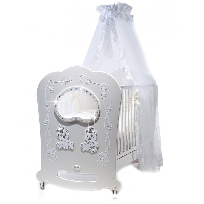 Детская кроватка Feretti Majesty Brillante OBLO (качалка)Majesty Brillante OBLO (качалка) Детская кроватка Feretti Majesty Brillante OBLO (качалка)Majesty Brillante OBLO (качалка)Благодаря бархатистой нежности цветовых мотивов, нанесенных современным методом мягкого в прикосновении флокирования, и аппликациям из вышитого тюля, деликатные и приятные формы коллекции Majesty приобретают исключительные черты. Качество выполнения, в том числе совершенно нетоксичные, прочные лаки. Особенности: Механизм регулировки бортика одной рукой Механизм качания: есть, легко вынимаются мал. съемные колеса и ребенка можно легко укачивать в кроватке-качалке Декор: есть, в виде аппликации бабочек и растительного орнамента Прочная и долговечная конструкция Окошко декорировано рамкой из качественного пластика Рассчитано для деток весом до 5 лет Материал: элитная порода древесины массив бука Ложе: реечное ортопедическое Стенки: две регулируемые Съемные колеса, самоцентрирующиеся, снабжены 2 тормозами Бортик: можно регулировать одной рукой Защитные силиконовые накладки на боковинах Размер спального места: 125х65 см Внешние размеры 136х82х120 см Уровень высоты днища: две позиции<br>