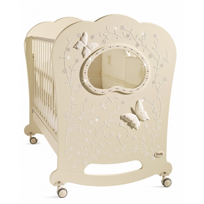 Детская кроватка Feretti Oblo Charme Brillante (качалка)Oblo Charme Brillante (качалка) Детская кроватка Feretti Oblo Charme Brillante (качалка)Oblo Charme Brillante (качалка)Роскошная детская кроватка Feretti Oblo Charme Brillante изготовлена из массива бука и украшена цветочным орнаментом, объемной аппликацией из вышитого тюля в виде бабочек и сверкающими стразами. При производстве используются только гипоаллергенные и нетоксичные материалы. Регулируемые реечные боковины имеют безопасное расстояние между собой и обеспечивают естественное проветривание. Ортопедическое основание регулируется по высоте, фиксируясь в двух возможных положениях. Имеется выдвижной ящик, в котором можно хранить постельное белье или игрушки. Кроватку легко перемещать с места на место благодаря съемным колесикам, котоые можно демонтировать, тем самым превратив кроватку в классическую качалку. Просторное спальное место позволяет использовать кроватка для сна детей от 0 до 5 лет. Характеристики: изготовлена из массива бука для окрашивания и декорирования применяются исключительно безопасные лаки и краски натуральной пигментации без токсичных примесей декоративная аппликация очень нежная и красивая дно может устанавливаться на 2-х уровнях высоты специальная реечная система гарантирует отличную естественную вентиляцию и при этом фиксирует матрас, обеспечивает необходимую поддержку бортиков бортики кроватки регулируются очень просто, одной рукой 4 колесика всенаправленные блокируются двумя тормозными механизмами под днищем кроватки расположен выдвижной ящик на бесшумных направляющих для постельного белья или игрушек колеса могут демонтироваться, и кроватка превращается в классическую качалку с плавными полозьями Размер спального места (дхш) 125x65 см<br>