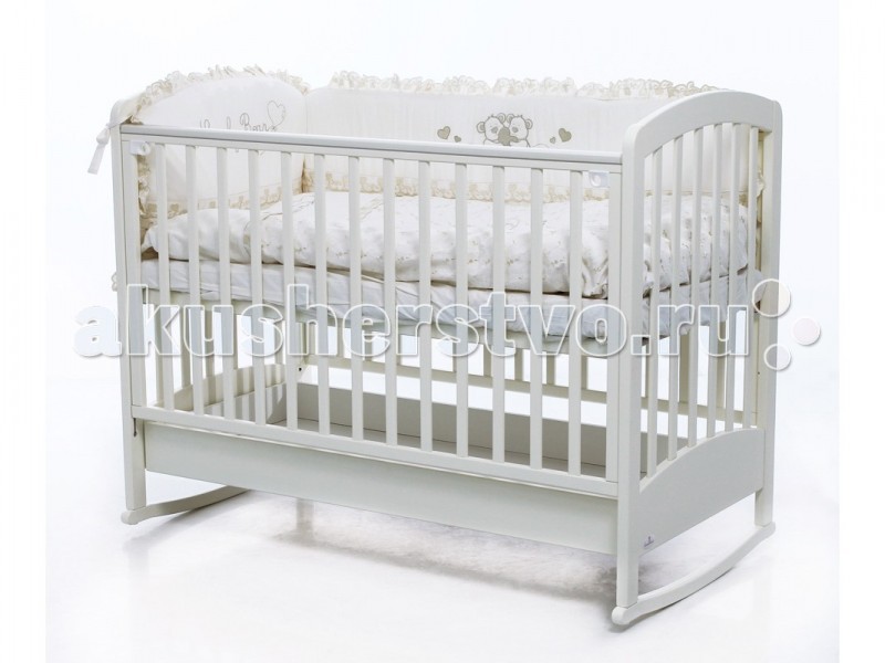 Детская кроватка Fiorellino Zolly 120х60Zolly 120х60 Детская кроватка Fiorellino Zolly 120х60Zolly 120х60Уютная детская кровать для новорождённого Fiorellino Zolly подкупает своей лаконичной простотой. Классическая форма, выразительная фактура дерева, отличная функциональность: малышу будет комфортно проводить здесь свои первые месяцы жизни, а маме – просто и удобно. Высота ложа регулируется – можно выбрать наиболее подходящую именно для Вас, боковой бортик опускается для удобного доступа к ребёнку, а лёгкое покачивание поможет убаюкать малыша и настроить его на сон. Когда ребёнок немного подрастёт, боковой борт можно полностью снять и, установив кровать на колёсики, превратить её, таким образом, в удобный диванчик. Основные характеристики: материал: выдержанный альпийский бук, МДФ нетоксичные лаки и краски на водной основе боковой борт опускается или полностью снимается уровень ложа регулируется по высоте – 3 положения силиконовые накладки на бортиках ящик для кровати (входит в комплект) на направляющих с доводчиками двигается легко и плавно колёсики входят в комплект Технические характеристики: внутренние размеры кровати: 120х60 см внешние размеры кровати (ДхШхВ): 125х70х100 см<br>