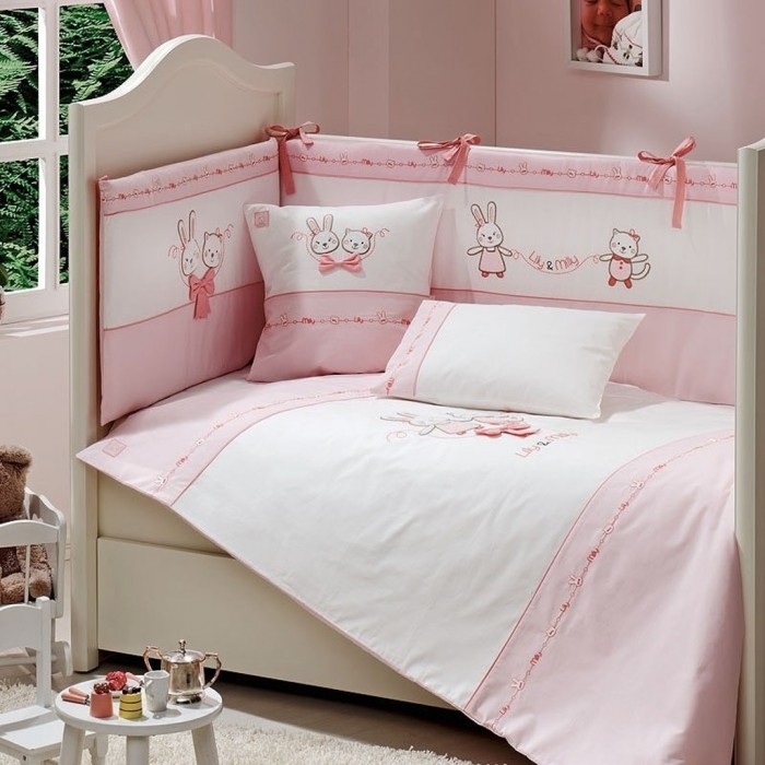 Комплект для кроватки Funnababy Lily Milly (5 предметов)Lily Milly (5 предметов) Комплект для кроватки Funnababy Lily Milly (5 предметов)Lily Milly (5 предметов)Funnababy Lily Milly – очаровательная и нежная коллекция текстиля для девочки. Классическое сочетание белого и розового цветов дополнено вышитыми изображениями зайчика и котёнка, ненавязчивым орнаментов и аппликацией в виде бантика. Особенности комплекта: - натуральный турецкий хлопок; - искусный декор; - нежные гипоаллергенные ткани не будут раздражать даже самую чувствительную детскую кожу; - мягкие бортики для кровати подарят малышу ещё больше уюта; - удобные ленты-завязочки; - одеяло и бортики: современный и практичный наполнитель полиэстер; - съёмные чехлы бортиков; - можно стирать при температуре 30°С в бережном режиме. Традиции качества Funnababy создаёт текстиль для самых маленьких вот уже больше 35 лет. Среди оригинальных дизайнерских коллекций есть как универсальные, так и созданные отдельно для мальчиков и для девочек. Яркие и живописные пейзажи этой удивительной страны нашли своё отражение в необычных цветовых сочетаниях и изысканных узорах тканей. Комплекты в кроватку Funnababy – это нежность и забота, воплощённые в пастельных тонах, орнаментальной вышивке и мягком хлопке. В комплекте: одеяло 100х130 см; пододеяльник 100х130 см; простынь на резинке 60х120 см; наволочка 40х60 см; бампер по периметру кроватки.<br>