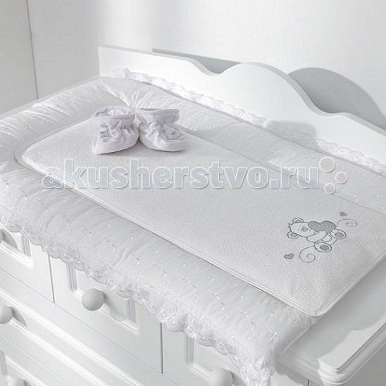 Накладка для пеленания Fiorellino Lovely BearLovely Bear Накладка для пеленания Fiorellino Lovely BearLovely BearМатрасик для пеленания FunnaBaby Lovely-Bear 50х80 см - мягкий и нескользский, поможет Вам быстро и без усилий перепеленать малыша. Основные Характеристики Мягкий матрасик на комод. Удобен при пеленании малыша. Приятная расцветка с забавной аппликацией. Материал: 100 % хлопок. Размеры: 50х80 см.<br>