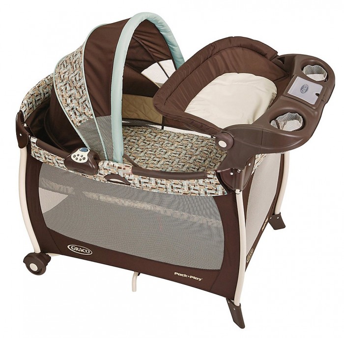 Манеж Graco SilhouetteSilhouette Манеж Graco SilhouetteSilhouetteИнновационный дизайн и все преимущества классического манежа-кроватки. Манеж имеет 2 уровня. Удобный, большой капюшон Боковины изготовлены из прозрачного материала. Благодаря 7 опорам манеж очень устойчив. 2-е скорости вибрации матраса. 5 классических песен и 5 успокаивающих звуков природы. Свет. Автоотключение таймера. Уютная овальная люлька с простеганной подушкой. Легкость складывания. Два колеса позволят без особого труда передвинуть манеж. Манеж-кроватка комплектуется: Cумкой для удобства транспортировки Пеленальным столик Матрасик. Размер (Д х Ш х Г): 82 х 70 х 100 см. Вес: 14 кг. Рекомендован для детей от 0 до 12 месяцев (до 11 кг).<br>