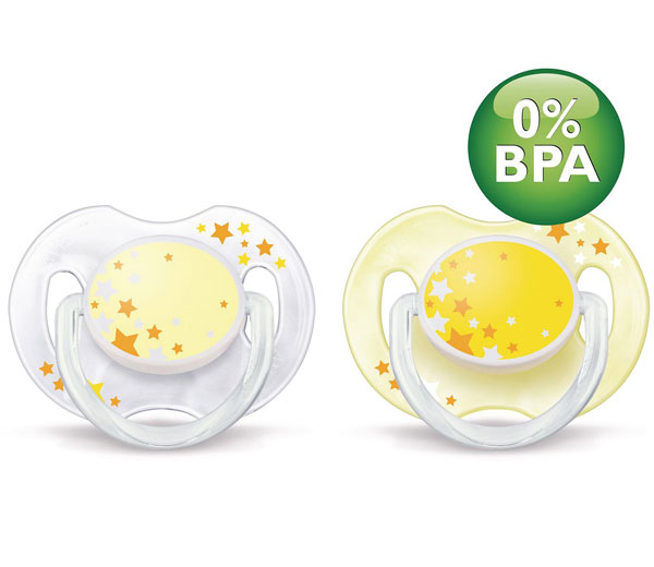 Пустышка Philips-Avent силиконовая ночная 0-6 мес.силиконовая ночная 0-6 мес. Пустышка Philips-Avent силиконовая ночная 0-6 мес.силиконовая ночная 0-6 мес.Со светящимся в темноте кольцом. Ортодонтическая, симметричная съемная соска Плоские симметричные соски каплевидной формы учитывают строение и естественное развитие неба, зубов и десен малыша и гарантируют комфорт, даже если пустышка переворачивается во рту. Силиконовая соска не обладает вкусом и запахом, что делает ее наиболее приемлемой для малыша. Силикон — это мягкий и прозрачный материал, который не липнет и легко моется. Такая соска прочна и прослужит долго, не потеряв со временем форму и цвет. Гигиеничность Защелкивающийся защитный колпачок Можно стерилизовать Можно мыть в посудомоечной машине Не содержит бисфенол-А. Цвета в ассортименте. К упаковке 2 шт.<br>
