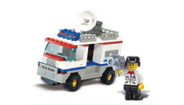 Конструктор Sluban BOX City Motors машина M38-B200R (112 элементов)BOX City Motors машина M38-B200R (112 элементов) Конструктор Sluban BOX City Motors машина M38-B200R (112 элементов)BOX City Motors машина M38-B200R (112 элементов)Конструктор Sluban BOX City Motors машина M38-B200R (112 элементов). Сборная модель, состоящая из 112 деталей, которая станет не только занимательным развлечением для ребенка, но и окажет помощь в развитии таких необходимых навыков, как усидчивость, терпение и сосредоточенность. Красочные детали для сборки без особого труда скрепляются между собой, прочно держатся и которые можно собирать и разбирать многократно. Конструктор познакомит ребенка с определениями цвета и формы, даст начальные представления о конструировании, а также научит понимать различие между не подходит и подходит.<br>