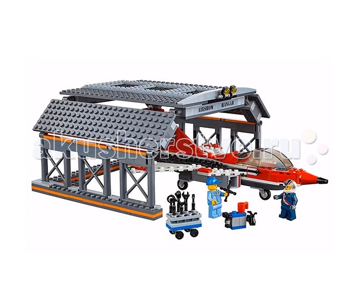 Конструктор Lego Город АвиашоуГород Авиашоу Конструктор Lego Город АвиашоуГород АвиашоуLego City Город Авиашоу состоит из 670 деталей, в комплект входят 6 мини-фигурок. С конструктором Лего Сити ты можешь устроить самое настоящее авиашоу! Два современных самолета и один раритетный покажут высшие фигуры пилотажа - очень захватывающее зрелище! После полета обязательно попроси механика провести проверку - все ли системы в норме, а после заведи самолеты в ангар - пусть дожидаются следующего представления! Ангар, 3 самолета, служебный автомобиль Колеса самолетов подвижны У раритетного самолета вращается пропеллер 6 мини-фигурок Аксессуары<br>