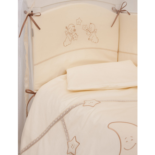 Комплект для кроватки Makkaroni Kids Волшебная сказка 140х70 (6 предметов)Волшебная сказка 140х70 (6 предметов) Комплект для кроватки Makkaroni Kids Волшебная сказка 140х70 (6 предметов)Волшебная сказка 140х70 (6 предметов)Комплект постельного белья Волшебная сказка от Makkaroni Kids. Классический, сдержанный дизайн и продуманная функциональность позволили комплекту Волшебная сказка завоевать сердца многих родителей! Для производства комплекта используется только высококачественный материал - натуральный сатин (100 % хлопок), шитье ручной работы, гипоаллергенные, дышащие наполнители. Особенности: Классический, сдержанный дизайн и продуманная функциональность позволили комплекту «Волшебная сказка» завоевать сердца многих родителей! Борт по всему периметру кроватки, со съемными чехлами, состоит из двух частей, высота по периметру - 40 см, изголовье – 45 см. Наполнитель борта – холлофайбер, он совершенно не боится влаги, что говорит о его лучших гигиенических качествах. И - самое главное – в постельных принадлежностях из холлофайбера не заводятся клещи и прочая нежелательная живность. Бортик от Makkaroni Kids прекрасно защитит вашего малыша от сквозняков пока он маленький, а когда ребенок подрастет и начнет самостоятельно вставать, предотвратит от возможных ушибов. Большим преимуществом борта является съемные чехлы. Вы сможете его постирать и при этом не деформировать. Верхняя ткань одеяла и подушки – 100% хлопок, наполнитель – бамбуковое волокно - обладает натуральными антимикробными свойствами, не вызывает никаких раздражений на коже человека, идеально подходит детям. Волокно из бамбука создаёт комфорт и обеспечивает здоровым и спокойным сном, регулирует температуру Вашего тела, обладает влагопоглощением, замечательной вентилирующей способностью. Размер одеяла позволяет продлить его использование до 5 лет. Высота подушки, входящей в комплект - 2 см – оптимальная для головы новорожденного согласно современным исследованиям. Все постельные принадлежности в комплекте изготовлены из натурального САТИНА. Вы по достоинству оцените высокую износостойкость, надежность и долговечность этого текстильного материала. САТИН – полностью натуральный и экологически безопасный материал, прекрасно подходящий для комплектов постельного белья новорождённым детям. Простыню на резинке легко одеть на матрац без лишних складок. Подходит для кроваток 140х70 см Комплектации: бампер-бортик со съемными чехлами: 420 см одеяло (наполнитель бамбуковое волокно): 110х140 см подушка (наполнитель бамбуковое волокно): 40х60 см пододеяльник на молнии: 112х147 см наволочка: 40х60 см простыня на резинке: 140х70 см Сменные комплекты белья из 3-х предметов Сказка маленькой принцессы или Сказка маленького принца - будут приятным дополнением к комплекту Волшебная сказка!<br>