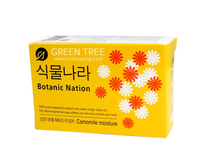 CJ Lion Мыло туалетное Botanical Nation экстракт ромашки 100 гМыло туалетное Botanical Nation экстракт ромашки 100 г CJ Lion Мыло туалетное Botanical Nation экстракт ромашки 100 гМыло туалетное Botanical Nation экстракт ромашки 100 гCJ Lion Мыло туалетное Botanical Nation, экстракт ромашки, 100 г Целебные свойства вещества позволяют сбалансировать выработку подкожного сала, что предотвращает закупоривание пор, образование жирного блеска, при этом кожа становится гладкой и насыщенной влагой. Кроме того экстракт ромашки обладает бактерицидным действием. Способ применения: обильной пеной мягко потрите омываемую поверхность тела, словно делая массаж, затем хорошенько смойте водой. Меры предосторожности: Используйте только для мытья тела. При появлении покраснения кожи, раздражения, зуда, опухании и других симптомов прекратить использование. При попадании в глаза обязательно хорошенько промойте чистой водой. Хранить внедоступном для детей месте. Состав: Активные ингредиенты: экстракт ромашки, выжимка оливкового масла экстра-класса. Дополнительные компоненты: добавка пальмового масла, добавка пальмоядрового масла, экстракт мяты, вода, парфюмерная отдушка.<br>
