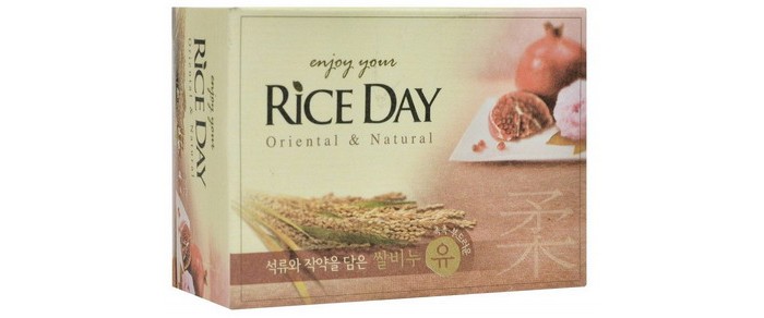 CJ Lion Мыло туалетное Rice Day экстракт граната и пиона 100 гМыло туалетное Rice Day экстракт граната и пиона 100 г CJ Lion Мыло туалетное Rice Day экстракт граната и пиона 100 гМыло туалетное Rice Day экстракт граната и пиона 100 гCJ Lion Мыло туалетное с экстрактом граната и пиона, 100 г В составе присутствует питательное свойство масла рисовых отрубей : благодаря высокому содержанию белков, витаминов Е и А в рисовых отрубях кожа становится увлажнённой и гладкой. Очищающие компоненты на растительной основе не разрушают защитный слой с полезной микрофлорой на коже, удаляя только избыток кожного жира и старые клетки. Экстракт граната и пиона оказывает успокаивающее действие на кожу, а также делает кожу мягкой и гладкой. Способ применения: обильной пеной мягко потрите омываемую поверхность тела, словно делая массаж, затем хорошенько смойтеводой. Меры предосторожности: Используйте только для мытья тела. Не используйте при наличии ран, воспаления и раздражения кожи. При появлении покраснения кожи, раздражения, зуда, опухании и других симптомов прекратить использование. При попадании в глаза обязательно хорошенько промойте чистой водой. Хранить в недоступном для детей месте. Состав: мыльная основа, вода, рисовые отруби, экстракт пиона, ароматизатор, краситель.<br>