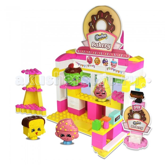 Конструктор Shopkins большой Кондитерская 193 деталибольшой Кондитерская 193 детали Конструктор Shopkins большой Кондитерская 193 деталибольшой Кондитерская 193 деталиКонструктор Shopkins большой Кондитерская - это красивый набор для поклонниц Shopkins. Вместе с большим набором Shopkins Kinstruction вы можете построить собственную кондитерскую и населить ее героями популярного мультсериала Shopkins. Главная особенность конструктора: все элементы набора стыкуются с деталями Lego. В наборе: элементы кафе 4 разборных фигурки: Kooky Cooky и Sponge Cake из 1 сезона, Cupcake Chic из 2 сезона и еще один персонаж. Все фигурки собираются из 3 частей стикеры для украшения<br>