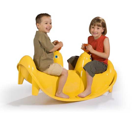 Качалка Smoby Морской левМорской лев Качалка Smoby Морской левМорской левКачалка Smoby Морской лев выполненны в виде двух морских львов, соприкасающихся шеями. Ручки, за которые малыши будут держаться, находятся на головах львов. Есть и спинки – это «хвосты» львов, приподнятые кверху. Под каждым из сидений находятся ножки, которые не дадут качелям перевернуться. По бокам – подставки для детских ног. К качелям возможно подключение воды, в результате чего, будет бить маленький фонтанчик. Подходят для игры на улице и дома. Максимальная нагрузка 50 кг. Подходят для игры на улице и дома. Качели изготовлены из упрочненного пластика.<br>