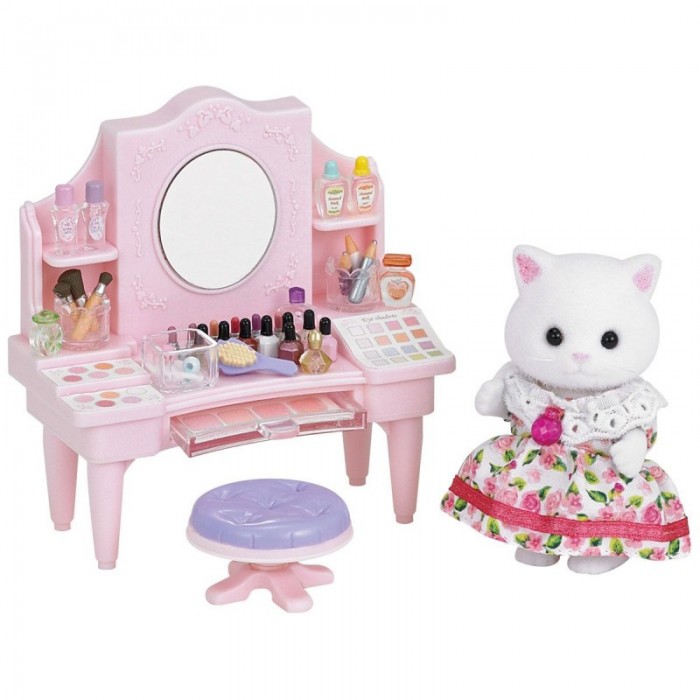 Sylvanian Families Набор Столик визажистаНабор Столик визажиста Sylvanian Families Набор Столик визажистаНабор Столик визажистаSylvanian Families Набор Столик визажиста 5235 Набор Столик визажиста, представленный популярным производителем игрушек для детей Epoch, состоит из фигурки кошечки, туалетного столика, табурета и множества аксессуаров. Фигурка милой кошечки изготовлена из флока, она упругая и приятная на ощупь. На кошечку надето пестрое платье с пышной юбкой, украшенное оборками. Туалетный столик и табурет изготовлены из пластика нежных розово-сиреневых цветов. На столике размешены полочки для косметики, круглое зеркало, выдвижная полочка под столешницей. Широко представлены игрушечные аксессуары: стаканчики для косметики, набор лака для ногтей, косметические карандаши, кисточки, подушечки, флаконы с парфюмерией, щетка для волос. Этот игровой набор из серии Сильвания фэмили понравится девочкам всех возрастов.<br>