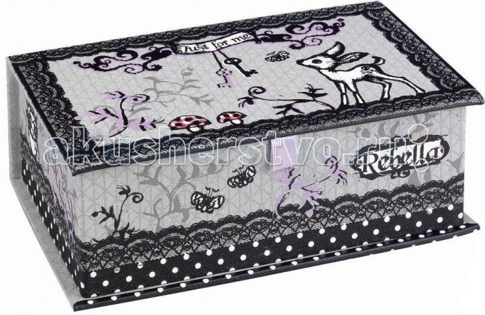 Spiegelburg Шкатулка для украшений Rebella 55157Шкатулка для украшений Rebella 55157 Spiegelburg Шкатулка для украшений Rebella 55157Шкатулка для украшений Rebella 55157Шкатулка имеет прямоугольную форму, внутри обделана розовой бумагой в белый горошек и разделена на четыре отсека различных размеров. Шкатулка выполнена из прочного ламинированного картона в черно-серых цветах с вкраплениями розового и украшена стильным изображением олененка. Она станет прекрасным дополнением комнаты маленькой девочки. Немецкая компания Spiegelburg специализируется на детских товарах уже более 20 лет, это гарантирует высочайшее качество продукции и соответствие европейским стандартам. Основные характеристики: Размер: 20 х 7,5 х 13 см<br>