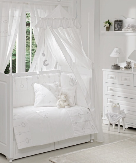 Комплект в кроватку Funnababy Luna Chic 125х65 (5 предметов)Luna Chic 125х65 (5 предметов) Комплект в кроватку Funnababy Luna Chic 125х65 (5 предметов)Luna Chic 125х65 (5 предметов)Комплект для кроватки Funnababy Luna Chic - высококачественное белье, которое изготавливается из 100% хлопка с наполнителем. Белье имеет красивый дизайн, оно украсит кроватку и подарит малышу уютный и здоровый сон. В комплекте: Пододеяльник - 100х130 см. Одеяло - 100х130 см. Бампер из 4 частей - 125х65 см. Простынка на резинке Наволочка - 40х60 см Особенности: комплект постельного белья в детскую кроватку из натурального хлопка постельное белье подойдёт для детской кроватки размером 125х65 см в дизайне используется авторская вышивка и декоративное шитьё спокойные и приятные цвета ткани с забавными рисунками не будут раздражать и утомлять глазки вашего ребёнка нежные и мягкие материалы не будут раздражать нежную кожу ребёнка и не доставят ему неудобства постельный комплект изготовлен из натуральных и гипоаллергенных тканей, которые создают комфортные условия для спокойного сна Вашего ребёнка для наполнения защитного бампера, одеяла и подушки используется только экологически чистый наполнитель данный комплект имеет 4-х сторонний защитный бампер, который защищает Вашего малыша по всему периметру кроватки простынь с резинкой, которая помогает надежно закрепить ее на матрасе белье легко стирается в режиме деликатной стирки при температуре 30ºС комплект постельного белья сертифицирован и абсолютно безопасен для новорождённого малыша<br>