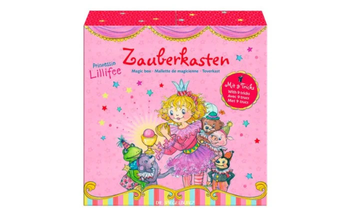 Spiegelburg Набор фокусника Prinzessin Lillifee 10502Набор фокусника Prinzessin Lillifee 10502 Spiegelburg Набор фокусника Prinzessin Lillifee 10502Набор фокусника Prinzessin Lillifee 10502Spiegelburg Набор фокусника Prinzessin Lillifee 10502 станет прекрасным подарком маленькой волшебнице на день рождения или другой праздник. В набор входит много различных предметов, с помощью которых девочка сможет сама показывать очень интересные фокусы! Набор украсит любой праздник и обязательно понравится всем детям. Компания гарантирует высочайшее качество продукции и соответствие европейским стандартам.<br>
