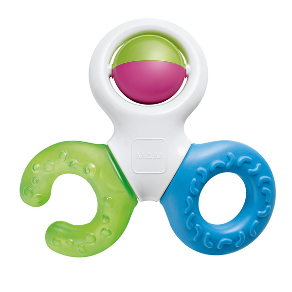 Прорезыватель MAM Bite&Play Teether 5+Bite&Play Teether 5+ Прорезыватель MAM Bite&Play Teether 5+Bite&Play Teether 5+Прорезыватель Bite & Play от фирмы MAM предназначен и для массажа десен, и для игры. Он позволяет детям быстро позабыть о прорезающихся зубах. Благодаря специально разработанной форме прорезывателя, его легко брать и руки и в рот, а также использовать, как увлекательную игрушку. Эргономичная форма колечка позволяет ребенку удобно держать прорезыватель и играть с погремушкой. Чтобы разработать прорезыватели, дизайнеры MAM тесно сотрудничали с детскими психологами. Прорезыватели от MAM не только приносят облегчение при прорезывании зубов, но и тренируют чувства осязания и помогают активному обучению.<br>