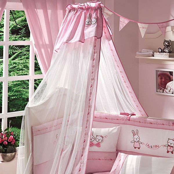 Балдахин для кроватки Funnababy Lily MillyLily Milly Балдахин для кроватки Funnababy Lily MillyLily MillyFunnababy Lily Milly – очаровательная и нежная коллекция текстиля для девочки. Классическое сочетание белого и розового цветов дополнено вышитыми изображениями зайчика и котёнка, ненавязчивым орнаментов и аппликацией в виде бантика. Особенности: балдахин идеально подойдёт для коллекции текстиля Funnababy Lily Milly; длина балдахина – 5 метров; легко стирается и быстро сохнет. Традиции качества Развитие в Турции текстильной отрасли и дорогостоящего шелкопрядения началось ещё со времён Османской Империи и за несколько веков достигло высочайшего уровня. На протяжении долгих лет турецкий текстиль славится своим качеством и пользуется популярностью во всём мире. Один из ведущих турецких производителей Funnababy создаёт текстиль для самых маленьких вот уже больше 35 лет. Среди оригинальных дизайнерских коллекций есть как универсальные, так и созданные отдельно для мальчиков и для девочек. Балдахины Funnababy – воздушные, лёгкие, почти невесомые. Они создадут малышу уют, словно накрыв его кроватку эфемерным тюлевым облаком, и защитят от пыли, насекомых и слишком ярких солнечных лучей.<br>