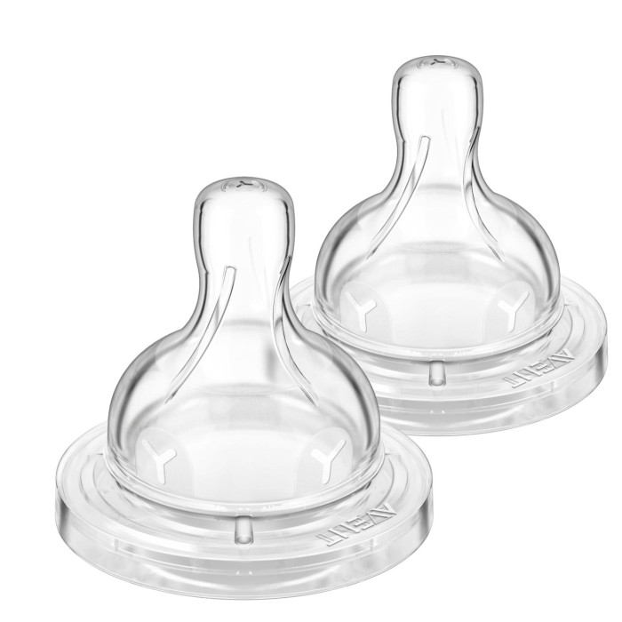 Соска Philips-Avent для густых жидкостей 6+ 2 шт.для густых жидкостей 6+ 2 шт. Соска Philips-Avent для густых жидкостей 6+ 2 шт.для густых жидкостей 6+ 2 шт.Соска Philips-Avent для густых жидкостей SCF636/27 совместима с бутылочкой для кормления серии Classic. идеально подходит для кормления малыша смесями густой консистенции, например кашами и супами-пюре. Форма соски такова, что малыш при кормлении захватывает ее широко раскрытым ртом, совершая такие же сосательные движения, как при кормлении грудью. Вот почему переход от груди к бутылочке и, самое главное, обратно происходит легко и незаметно. Соска имеет в основании запатентованную антивакуумную юбку – гибкий клапан, который пропускает воздух только в одну сторону. Открываясь и закрываясь в естественном ритме сосания ребенка, клапан пропускает в бутылочку воздух, который замещает выпитое молоко. Малыш может сосать непрерывно, как при кормлении грудью, и может выпить целую порцию, не отрываясь. Воздух поступает в бутылочку, а не в желудок малыша, а ведь именно воздух, заглатываемый ребенком при кормлении, может вызвать дискомфорт, плач и беспокойство – признаки желудочных колик.<br>