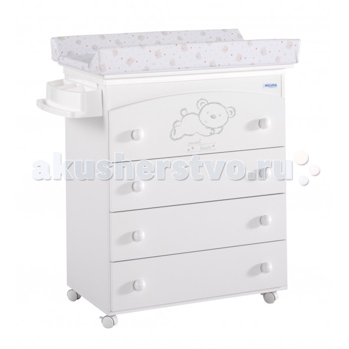 Комод Micuna Sweet Bear пеленальный B-970Sweet Bear пеленальный B-970 Комод Micuna Sweet Bear пеленальный B-970Sweet Bear пеленальный B-970Комод Miсuna Sweet Bear (Микуна Винтаж) пеленальный B-970 Красивый и практичный пеленальный комод заменяет целый набор разнообразной мебели. Всё в нём создано для Вашего комфорта: мягкий пеленальный матрасик, под рукой – полочка для важных мелочей, вместительные ящики легко двигаются на металлических направляющих. Если откинуть крышку, под ней откроется анатомическая ванночка для купания. Самоцентрирующиеся колёсики позволяют легко передвинуть комод, не поцарапав паркет. Основные характеристики: съёмная пеленальная подушка, мыльница и ванночка; верхняя крышка с пеленальной подушкой откидывается; имеется специальный слив для воды; 4 вместительных ящика; съёмные колёсики оснащены блокирующим тормозом; изготовлен из материалов МДФ и ДСП. Размеры (ВхШхГ): 93х79х49 см.<br>