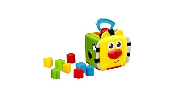 Сортер B kids Львенок 004844BЛьвенок 004844B Сортер B kids Львенок 004844BЛьвенок 004844BB kids Игровой набор для детей Львенок 004844B Игровой набор для детей «Львенок» обладает оригинальной разборной конструкцией. В одной из граней этого куба, выполненного в виде забавного львенка с монохромной гривой, предусмотрена голубая ручка. Тяните за нее, и куб раскроется словно развертка. В кубе есть отверстия различной формы, в которые можно вложить 8 разноцветных фигур – сердце, шестигранник, крест, цветочек, треугольник, квадрат, звезду или круг. Нос львенка вращается, при движении издает щелкающие звуки. Размеры сортера: 14х14х14 см. Для детей старше 12 месяцев.<br>