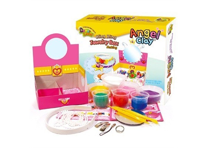 Angel Clay Игровой набор массы для лепки Jewerly BoxИгровой набор массы для лепки Jewerly Box Angel Clay Игровой набор массы для лепки Jewerly BoxИгровой набор массы для лепки Jewerly BoxAngel Clay Игровой набор массы для лепки Jewerly Box AA15031 Глина для детского творчества Jewerly Box поможет развить творческие способности. Масса для лепки мягкая и эластичная. Она легко принимает необходимую форму и при этом не липнет к рукам. Дополнительные аксессуары предназначены для оформления готового изделия. Можно сделать из глины фигурки, похожие на украшения. Будет интересно лепить объемные изделия из разноцветной глины. Палочки помогут проработать мелкие детали. Комплект: глина, инструмент, заготовка для обруча, заколки, подвески и кольца, коробочка, пленка.<br>