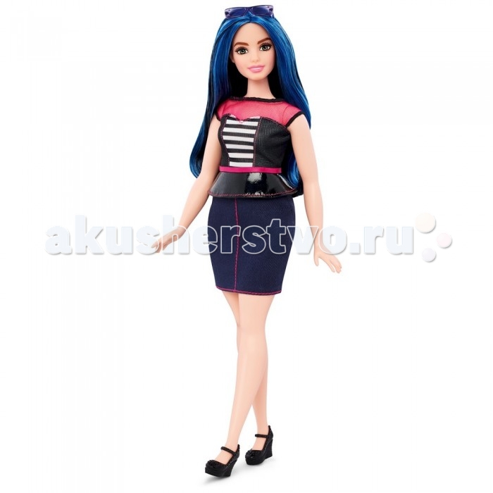 Barbie Кукла Барби Игра с модой брюнетка в синей юбкеКукла Барби Игра с модой брюнетка в синей юбке Barbie Кукла Барби Игра с модой брюнетка в синей юбкеКукла Барби Игра с модой брюнетка в синей юбкеBarbie Кукла Барби Игра с модой брюнетка в синей юбкевыглядит просто великолепно. Розово-черная кофта без рукавов дополнена снизу оборкой из черной кожи. По центру кофты имеется вставка из черно-белых полосок, а верх сшит из прозрачной розовой ткани. По талии проходит тонкая атласная лента розового цвета. Прямая короткая синяя юбка прошита декоративными розовыми строчками. На ногах у Барби обуты черные туфли на высокой платформе. Длинные черные волосы имеют синие пряди. Дополняют стильный наряд куклы фиолетовые очки от солнца. Высота куклы: 30 сантиметров. Игрушка продается в блистерной упаковке. Рекомендуется детям старше 3 лет.<br>