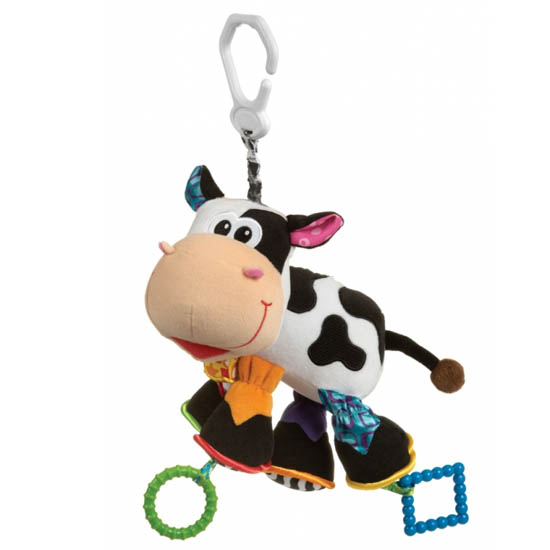 Подвесная игрушка Playgro Корова 0182953Корова 0182953 Подвесная игрушка Playgro Корова 0182953Корова 0182953Мягкая игрушка Корова от фирмы Playgro, обязательно понравится вашему малышу. Игрушка имеет удобное колечко, чтобы можно было прикрепить ее к сидению, коляске или кроватке. Когда малыш тянет ее вниз, корова начинает вибрировать, возвращаясь в исходное положение. Внутри подвески имеется погремушка, которая весело озвучит игру ребенка с ней. Игрушка уже с первых дней покажет, насколько она полезна, ведь она поможет развить все чувства: моторику, зрительную координацию, слух, а также причинно-следственные связи. Все это возможно благодаря различным фактурам на лапках и контрастной расцветке.<br>