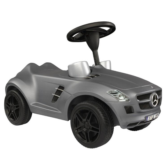 Каталка BIG Bobby-Benz SLS AMGBobby-Benz SLS AMG Каталка BIG Bobby-Benz SLS AMGBobby-Benz SLS AMGМашинка Big-Bobby Benz SLS AMG выглядит по-настоящему стильно - корпус изготовлен из прочного блестящего пластика и в точности повторяет очертания настоящей модели Мерседес Benz SLS AMG. Каталка может перемещаться как по ровным, так и по ухабистым поверхностям, благодаря большим широким колёсам. Она имеет спортивное рулевое колесо со звуковым сигналом, удобное сидение, широкие устойчивые колеса, отличительные знаки Mercedes Benz, на приборной доске встроены настоящие спидометр и тахометр. Играть с такой игрушкой малышу будет и интересно, и полезно. Машинка-каталка Big-Bobby Benz SLS AMG лучше всего подходит для малышей, которые только недавно начали ходить. Машинка побуждает ребят к движению, способствует развитию их координации, логики, мышления и воображения. Максимальная нагрузка: 35 кг Размеры машинки: 70 см x 31 см x 43 см Материал: высококачественная пластмасса, металл Вес: около 4000 гр<br>