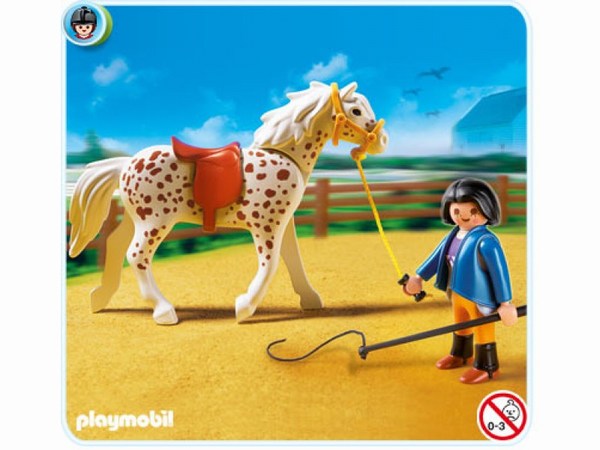 Конструктор Playmobil Конный клуб: Кнабструбская лошадь со стойломКонный клуб: Кнабструбская лошадь со стойлом Конструктор Playmobil Конный клуб: Кнабструбская лошадь со стойломКонный клуб: Кнабструбская лошадь со стойломЭто лошадка имеет пятнистый окрас, что делает её очень заметной среди других пород. Кнабструпская порода возникла в Дании примерно в начале 19 века. Эти животные умны, грациозны, легко обучаемы, поэтому их часто используют во время выступления в цирке. В комплекте Playmobil фигурка лошади пятнистого окраса, фигурка человечка (высота 7,5 см), стойло открытого типа, кормушка, еда для животного, вилы и некоторые другие аксессуары.<br>