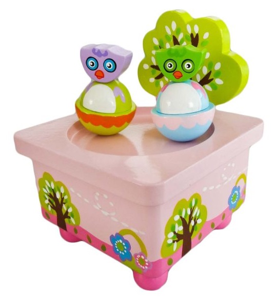 Деревянная игрушка Mapacha Волшебная коробочка СовушкиВолшебная коробочка Совушки Деревянная игрушка Mapacha Волшебная коробочка СовушкиВолшебная коробочка СовушкиДеревянная игрушка Волшебная музыкальная коробочка Совушки от производителя деревянных игрушек Mapacha. Игрушка сделана по принципу музыкальной шкатулки. Снизу находится специальный рычажок, который нужно прокрутить несколько раз, чтобы зазвучала приятная мелодия. Две симпатичные птички станут кружиться под музыку и перемещаться по поверхности благодаря встроенным магнитам. Игрушка развивают мелкую моторику рук, слуховое и зрительное восприятие. Материал: дерево<br>
