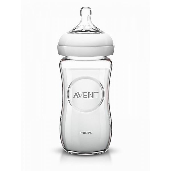 Бутылочка Philips-Avent Natural стекло 240 млNatural стекло 240 мл Бутылочка Philips-Avent Natural стекло 240 млNatural стекло 240 млСтеклянная бутылочка серии Natural обеспечивает более естественное кормление из бутылочки для малыша и для вас. Соска с инновационной лепестковой конструкцией, повторяющей форму груди, позволяет легко совмещать кормление грудью и кормление из бутылочки. При использовании бутылочки Philips AVENT мама может быть спокойна – благодаря особой конструкции и форме соски ребенок совершает при сосании те же движения и, главное, прикладывает такое же усилие и задействует те же группы мышц, что и при кормлении грудью. Поэтому при кормлении из бутылочки Philips AVENT риск отказа от груди сведен к минимуму. изготовлена из стекла, не содержит Бисфенол А при кормлении из бутылочки Philips AVENT риск отказа от груди сведен к минимуму естественный захват благодаря широкой соске, повторяющей форму груди. Благодаря широкой соске, повторяющей форму груди, можно легко сочетать кормление грудью и кормление из бутылочки новая антиколиковая система с инновационным двойным клапаном. Инновационный двойной клапан снижает вероятность колик, так как воздух поступает в бутылочку, а не в животик малыша одной из причин возникновения болезненных колик является воздух, заглатываемый ребенком при кормлении. Прислушайтесь к слабому свистящему звуку во время кормления малыша из бутылочки Philips AVENT. Это воздух, который поступает в бутылочку, а не в животик малыша. Тем самым вероятность колик снижается уникальные лепестки придают соске дополнительную мягкость и гибкость. Специальные лепестки внутри соски делают ее более мягкой и гибкой, не позволяя соске сминаться, что создает дополнительный комфорт для ребенка во время кормления эргономичная форма для максимального комфорта уникальная воздушная система простота в использовании и очистке, быстрая и удобная сборка. Благодаря широкому горлышку бутылочку удобно мыть и наполнять. Небольшое количество деталей позволяет быстро собрать и разобрать бутылочку<br>