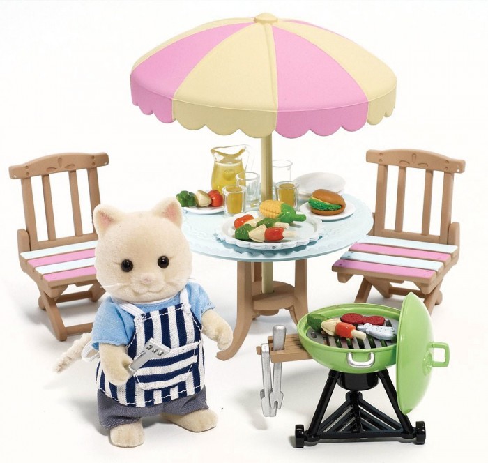 Sylvanian Families Игровой набор БарбекюИгровой набор Барбекю Sylvanian Families Игровой набор БарбекюИгровой набор БарбекюИгровой Набор Барбекю включает фигурку котенка папы в полосатом переднике размером 9,5 см., выполнена из бархатистого материала, поворачивается голова и крутятся лапки, одежда легко снимается, стол с зонтиком, 2 стула, мангал и множество аксессуаров. Все игровые наборы подходят между собой. В комплекте: кот 8 см в фартучке два садовых стула садовый столик с зонтиком мангал для барбекю с решеткой и дровами щипцы для углей лопаточка для переворачивания мяса 4 канапе рыба и мясо кувшин 4 стакана поднос Сказочный мир игровых наборов Sylvanian Families разнообразен - это всевозможные зверюшки, у каждого из которых есть собственный дом, семья, работа. Состав семей в игровых наборах Sylvanian Families не ограничивается стандартным «папа, мама, ребенок», здесь есть даже бабушки и дедушки. Герои игровых наборов Sylvanian Families разнообразны: кролики, еноты, медведи, мыши, ежи, белки и многие другие. Однако разнообразием героев мир игрушек Sylvanian Families не ограничивается. Дома, предметы мебели, игрушечная еда и многие другие аксессуары представлены в ассортименте игрушек Sylvanian Families.<br>