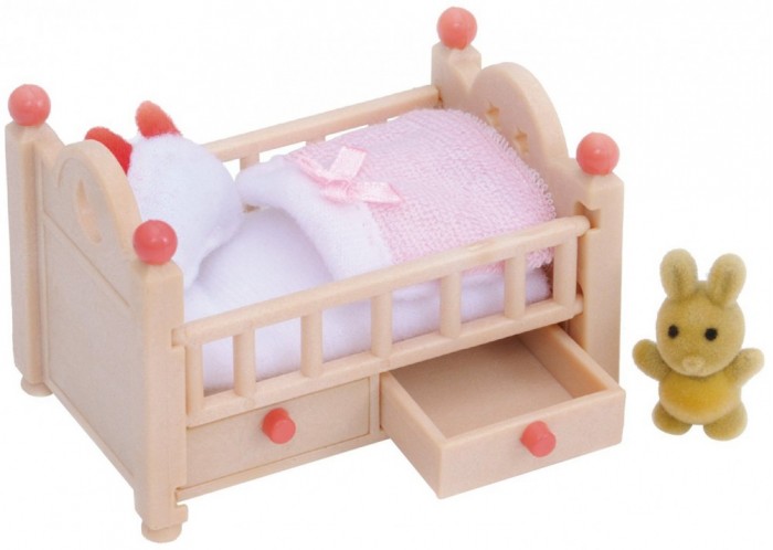 Sylvanian Families Игровой набор Детская кроваткаИгровой набор Детская кроватка Sylvanian Families Игровой набор Детская кроваткаИгровой набор Детская кроваткаДетская кроватка Sylvanian Families 2929 замечательно подойдет для оборудования детской комнаты в любом из домиков Sylvanian Families. Чудесная кроватка с выдвижными ящичками уже укомплектована постельным бельем нежных расцветок (мягкий матрасик, подушечка с ушками и одеяло с бантиком) и готова для того, чтобы дарить сладкие сны малышам. Детская кроватка Sylvanian Families 2929 прекрасно сочетается с другими игровыми наборами Sylvanian Families, позволяя самостоятельно создавать неповторимые интерьеры. В комплекте: кроватка с ящичками матрасик подушка одеяло Внимание: зверюшки в набор не входят. Сказочный мир игровых наборов Sylvanian Families разнообразен - это всевозможные зверюшки, у каждого из которых есть собственный дом, семья, работа. Состав семей в игровых наборах Sylvanian Families не ограничивается стандартным «папа, мама, ребенок», здесь есть даже бабушки и дедушки. Герои игровых наборов Sylvanian Families разнообразны: кролики, еноты, медведи, мыши, ежи, белки и многие другие. Однако разнообразием героев мир игрушек Sylvanian Families не ограничивается. Дома, предметы мебели, игрушечная еда и многие другие аксессуары представлены в ассортименте игрушек Sylvanian Families.<br>