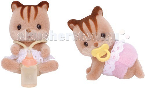 Sylvanian Families Игровой набор Бельчата-двойняшкиИгровой набор Бельчата-двойняшки Sylvanian Families Игровой набор Бельчата-двойняшкиИгровой набор Бельчата-двойняшкиНабор Sylvanian Families «Бельчата-двойняшки» подарит Вашему ребенку множество веселых минут игры, ведь эти бельчата такие милые! Бельчонок-девочка одета в розовый комбинезончик. В руках у нее бутылочка с молоком. Ее братец в розовых шортиках хочет резвиться. Он ползет на четвереньках к сестре и хочет поиграть с ней. У этого малыша также есть соска-пустышка. Вся одежда легко снимается, ее можно стирать. Фигурки зверушек выполнены из приятного бархатистого материала, их можно купать. Головы и лапки двигаются, что делает игру еще более правдоподобной, сзади хвостики. Как и другие игровые наборы Sylvanian Families этот набор развивает у ребенка чувство ответственности и заботы, формирует представление о семейных ценностях. Размер фигурок 4 см. Сказочный мир игровых наборов Sylvanian Families разнообразен - это всевозможные зверюшки, у каждого из которых есть собственный дом, семья, работа. Состав семей в игровых наборах Sylvanian Families не ограничивается стандартным «папа, мама, ребенок», здесь есть даже бабушки и дедушки. Герои игровых наборов Sylvanian Families разнообразны: кролики, еноты, медведи, мыши, ежи, белки и многие другие. Однако разнообразием героев мир игрушек Sylvanian Families не ограничивается. Дома, предметы мебели, игрушечная еда и многие другие аксессуары представлены в ассортименте игрушек Sylvanian Families.<br>