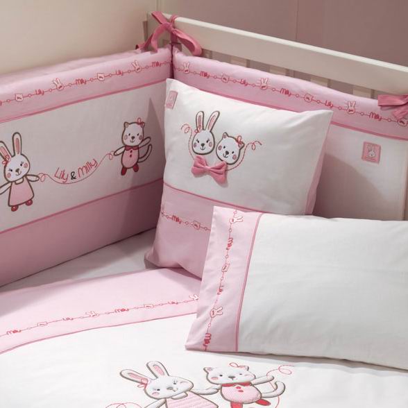 Fiorellino Подушка Lily Milly 40х40 смПодушка Lily Milly 40х40 см Fiorellino Подушка Lily Milly 40х40 смПодушка Lily Milly 40х40 смПодушечка для детской кровати Fiorellino Lily Milly Funnababy Lily Milly – очаровательная и нежная коллекция текстиля для девочки. Классическое сочетание белого и розового цветов дополнено вышитыми изображениями зайчика и котёнка, ненавязчивым орнаментом и аппликацией в виде бантика. Характеристики: Мягкая удобная подушечка для детской комнаты Размеры подушечки: 40х40 см Материал наволочки: 100% хлопок Традиции качества Развитие в Турции текстильной отрасли и дорогостоящего шелкопрядения началось ещё со времён Османской Империи и за несколько веков достигло высочайшего уровня. На протяжении долгих лет турецкий текстиль славится своим качеством и пользуется популярностью во всём мире. Один из ведущих турецких производителей Funnababy создаёт текстиль для самых маленьких вот уже больше 35 лет. Среди оригинальных дизайнерских коллекций есть как универсальные, так и созданные отдельно для мальчиков и для девочек. Яркие и живописные пейзажи этой удивительной страны нашли своё отражение в необычных цветовых сочетаниях и изысканных узорах тканей. Комплекты в кроватку Funnababy — это нежность и забота, воплощённые в пастельных тонах, орнаментальной вышивке и мягком хлопке.<br>