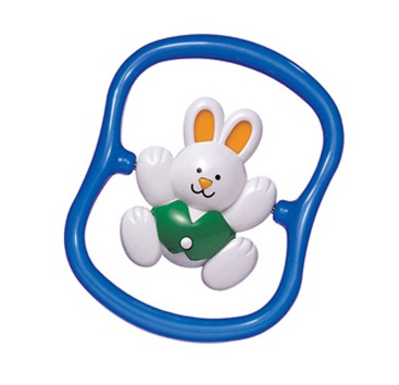 Погремушка Tolo Toys КроликКролик Погремушка Tolo Toys КроликКроликПогремушка Кролик, кувыркаясь вокруг своей оси и задорно гремя, доставит много радостных минут Вашему малышу. Синяя перекладинка очень удобна для того, чтобы маленькие детские ручки удерживали погремушку. Игрушка изготовлена из высококачественной пластмассы, абсолютно безопасна для здоровья ребенка. Игра с погремушкой развивает у маленьких детей координацию движений, мелкую моторику рук, звуковое и цветовое восприятие.<br>