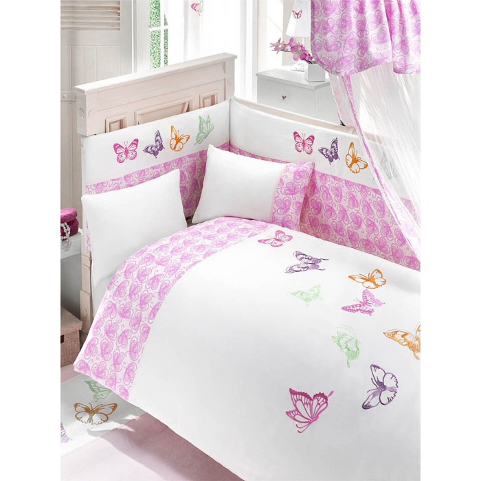 Комплект для кроватки Bebe Luvicci Little Wings (6 предметов)Little Wings (6 предметов) Комплект для кроватки Bebe Luvicci Little Wings (6 предметов)Little Wings (6 предметов)Продукция Bebe Luvicci производится только из экологически чистых и безопасных материалов высокого качества. Состав ткани 60% бамбук, 40% хлопок. Бамбуковое волокно - обладает натуральными антимикробными свойствами, не вызывает никаких раздражений на коже человека, идеально подходит детям. Волокно из бамбука создаёт комфорт и обеспечивает здоровым и спокойным сном, регулирует температуру тела, обладает влагопоглощением и вентилирующей способностью. Наполнитель бампера 100% Hollofil allerban обладающий антибактериальный, антиклещевой и противогрибковый свойствами. Продукции награждена по достоинству Международным Сертификатом качества «TUV-CERT ISO 9001», а так же самыми престижными в мире маркировками для текстильных изделий, тестируемых на отсутствие вредных веществ и производства изделий только из органических материалов Международными органическими сертификатами «GOTS» и «EOKOTEX 100 CLASS 1». В комплект входит 6 предметов: пододеяльник (100х140 см) одеяло (100х140 см) наволочка (40х60 см) подушка (40х60 см) простынь на резинке (60х120+16 см) бампер - 4 части (размер 360х45 см)<br>