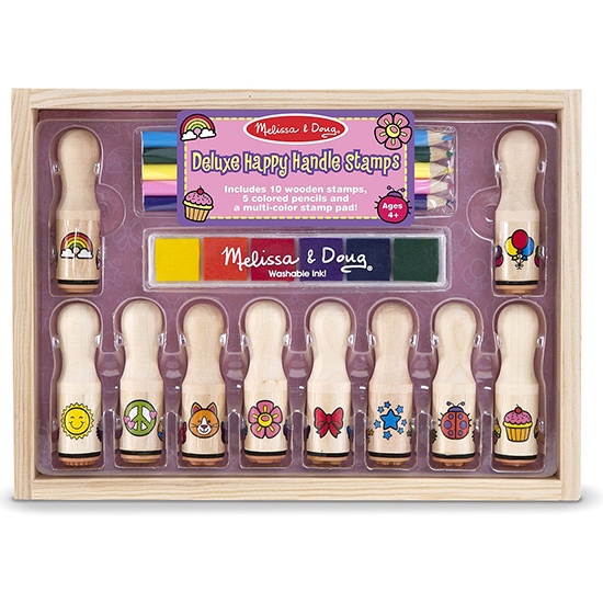 Melissa & Doug Набор печатей ДелюксНабор печатей Делюкс Melissa & Doug Набор печатей ДелюксНабор печатей ДелюксНабор печатей Melissa & Doug Делюкс В набор входит 10 деревянных штампов с длинными ручками (солнышко, мир, кошка, цветок, бант, звезды, божья коровка, пирог, шарики, радуга), пятицветная подушка для окрашивания штампов. Все упаковано в деревянных лоток. Компания Melissa&Doug придерживается самых высоких стандартов качества и безопасности детских образовательных продуктов для детей. Melissa & Doug - это один из ведущих брендов деревянных игрушек, используемые компанией покрытия и красители нетоксичны.<br>