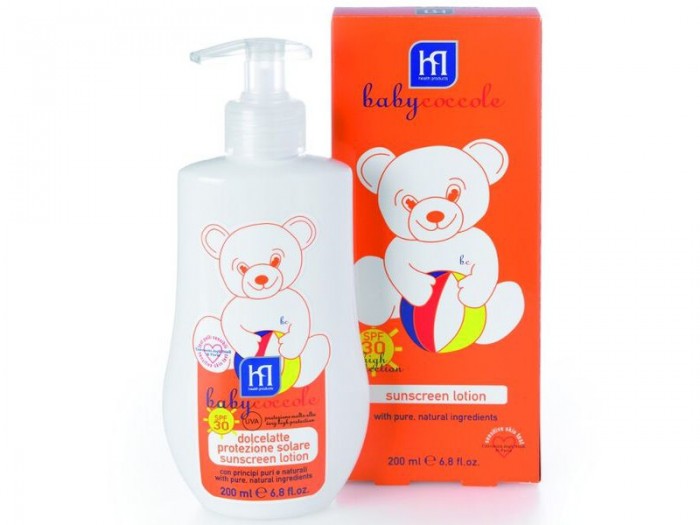 Babycoccole Молочко солнцезащитное SPF30+ 200 млМолочко солнцезащитное SPF30+ 200 мл Babycoccole Молочко солнцезащитное SPF30+ 200 млМолочко солнцезащитное SPF30+ 200 млОписание и основные ингредиенты мягкое приятное молочко нежно заботится о детской коже разработано специально для защиты от воздействия вредных UVA и UVB лучей чистые натуральные ингредиенты, такие как экстракт коралловой водоросли, морские водоросли, рускогенин, аллантоин, гидрогенизированное касторовое масло, витамин Е делают этот крем легким в применении и нежным для кожи содержит диоксид титана и оксид цинка без парфюмерных добавок, не содержит алкоголя, без красителей, водостойкое подходит для очень чувствительной кожи можно использовать для всего тела гипоаллергенно, обладает физиологическим уровнем pH Применение следуйте советам педиатров и дерматологов: нанесите молочко на тело ребенка за полчаса до принятия солнечных ванн (наносить повторно каждые 2 часа, при необходимости чаще) позволяет защитить нежное тело ребенка от вредного солнечного воздействия Результат смягчает кожу ребенка, длительное воздействие Тестировано тест на чувствительной коже – университет г. Павиа Коралловые водоросли традиционно являются одним из лучших ингредиентов в солнцезащитной косметике. Водоросли оказывают увлажняющее и сосудосуживающее действие, снимают кожное раздражение. Богаты аминокислотами и микроэлементами. Защищают кожу от внешнего воздействия. Рускогенин или рускоженин (Ruscogenin) - вещество, содержащееся в корне иглицы шиповатой, или колючей (Ruskus Aculeatus), которая растет на высокогорных альпийских лугах. Рускогенин способствует улучшению метаболизма клеток и выведению токсинов из мышечных тканей, стимулирует кровообращение и водно-солевой обмен, препятствует воспалительным процессам. Аллантоин – один из самых ценных веществ в косметике, содержится в корнях окопника лекарственного (Symphytum officinale). Это растение с давних времен используется в медицине для заживления ран, восстановления поврежденных тканей. Он смягчает кожу, обладает регенирирующими свойствами, поэтому имеет большое значение при уходе за обветренной, потрескавшейся, обожженной кожей, подавляет рост бактерий, способствует росту тканей. В природе не так много веществ, обладающих таким большим спектром полезных свойств. Гидрогенизированное касторовое масло – касторовое масло, полученное путем гидрогенизации. В отличие от обычного, имеет более плотную консистенцию, высокую температуру плавления и лучше хранится. Смягчает кожу, восстанавливает естественный уровень увлажненности. Диоксид титана (TiО2) – лучшее и практически единственное вещество, способное обеспечить высокий уровень защиты от солнца. Неорганический фильтр, обладает способностью отражать УФ-лучи. Такой УФ-фильтры не вызывают аллергию и не раздражают кожу, однако в составе солнцезащитных средств они окрашивают их в белый цвет, поэтому первоначально при нанесении крем или молочко имеют белый цвет, который вскоре исчезает. Нетоксичное безвредное вещество, которое используется, кстати, в пищевой промышленности. Оксид цинка (ZnO) – «добывается» из природного минерала цинкита (и другими способами), широко используется в качестве компонента лекарственных средств, применяемых в дерматологии. Обладает противовоспалительным, подсушивающим, адсорбирующим, вяжущим и антисептическим действием. Используется для лечения пеленочного и других форм дерматита; опрелостей, потницы, поверхностных ран, ожогов, язвенных поражений кожи, пролежней; экземы в стадии обострения, простого герпеса, стрептодермии, трофических язв и т.д. Babyсoccole включает все линии косметики, необходимые для ухода за кожей новорожденных: «Купание», «Смена подгузников», «Уход за кожей», «Защита от солнца», «Atosesitive» (для кожи, склонной к атопическому дерматиту), «Антимоскитные средства», зубные пасты. Косметика соответствует Европейской директиве 2003/15/СЕЕ, которая регулирует вопрос о недопустимости в содержании аллергических веществ. Для косметических средств характерен легкий мягкий запах мускуса с цитрусовой ноткой, который так подходит и нравится детям. Babycoccole – это чистые и натуральные решения, созданные самой природой, потому что они основаны на использовании лучших и наиболее эффективных свойств компонентов растений. Создана в результате глубоких исследований для ухода за нежной кожей новорожденных и маленьких детей. Разработана и произведена в лаборатории Betafarma, Италия. Клинически тестирована на чувствительной коже в одном из наиболее авторитетных университетов Европы в области фармакологии в в г.Павиа. специально разработана для детей с самого рождения оказывают смягчающее, увлажняющее и защитное действие на кожу ребенка гармонично сочетается с физиологией кожного покрова ребенка, благодаря использованию натуральных компонентов, экологически чистого сырья и тщательно сбалансированному составу максимально снижен риск развития аллергических реакций благодаря оптимально сбалансированному составу, а также использованию испытанных традиционных компонентов растительного происхождения отсутствуют потенциально агрессивные ПАВ, таких как лаурилсульфаты (SLES-SLS) используется только экологически чистое сырьё, прошедшее строгий лабораторный контроль отсутствие консервантов в синергической (взаимодополняющей) смеси активных ингредиентов гарантирует высокую микробиологическую безопасность продукции отсутствуют компоненты животного происхождения, способные вызвать развитие аллергии добавлены тщательно подобранные компоненты растительного происхождения (ромашка, бетаглюкан овса, витамин F из льна), способствующие устранению покраснения кожи и оказывающие успокаивающее и смягчающее действие нежная при прикосновении к чувствительной детской коже не содержит спирта физиологический уровень рН флаконы эргономичной формы с защитными колпачками, которые упрощают использование косметики Babycoccole, флаконы имеют округлую форму, без острых краев, легко удерживаются в руках упаковка из натурального картона с рельефным изображением мишки<br>