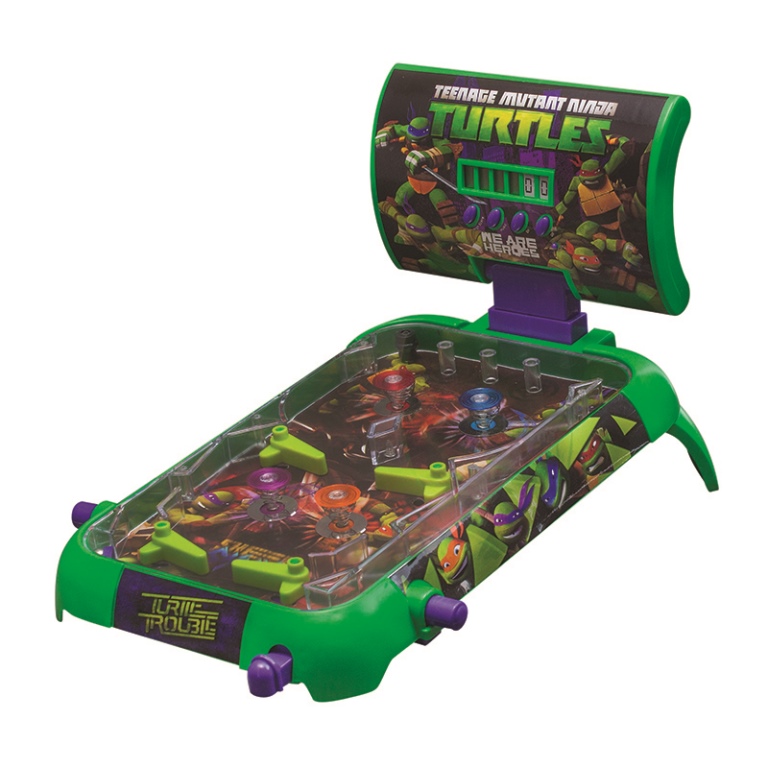 Turtles Настольная игра Пинбол TMNTНастольная игра Пинбол TMNT Turtles Настольная игра Пинбол TMNTНастольная игра Пинбол TMNTНастольная игра Пинбол TMNT «Пинбол» TMNT– это динамичная и увлекательная настольная игра Настольная игра «Пинбол» TMNT привлечет внимание любого ребенка своей яркостью и красочностью, и, наверняка, станет одной из самых любимых настольных игр. Комплектация состоит из игрового поля с прозрачной поверхностью и шариком внутри, специальным электрическим табло для ведения счета и удобными ручками для игроков. Длина игрового поля – 53,5 см, ширина – 26,5 см, высота – 6,5 см. Настольная игра от Playmates порадует любителей черепашек Ниндзя. Игровое поле можно разместить как на столе, так и на полу, и на диване. Удобная форма поля позволяет устойчиво держаться ему на любой поверхности. Игровые наборы «Пинбол» рассчитаны только на одного игрока, но играть можно и по очереди, засчитывая победные очки, которые отражаются на электрическом табло, и суммируя их. После этого выявляется победитель. Табло расположено прямо перед игроком. Увлекательная игра прекрасно развивает координацию движений и быстроту реакции, мелкую моторику рук и логическое мышление, а также внимание и усидчивость. Игра прививает детям собранность и сосредоточенность, а также умение достойно проигрывать и стремление к успеху. Настольная игра «Пинбол» из серии «Черепашки Ниндзя» предназначена для детей от 4 до 10 лет. Для игры необходимы 3 батарейки типа LR-14, которые не входят в данный комплект. Продукция сертифицирована, экологически безопасна для ребенка, использованные красители не токсичны и гипоаллергенны.<br>