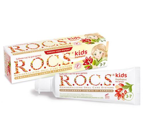 R.O.C.S. Kids Зубная паста Барбарис 45 гKids Зубная паста Барбарис 45 г R.O.C.S. Kids Зубная паста Барбарис 45 гKids Зубная паста Барбарис 45 гЗубная паста R.O.C.S Kids Барбарис со вкусом барбариса. Без фтора Барбариски - как они притягательны для детей! Освежающий слегка мятный вкус с нотами барбариса для детей, которым, несмотря на возраст, нравятся более «взрослые» вкусы. Эффективная зубная паста для детей от 3 до 7 лет разработана при участии стоматологов с учётом возрастных особенностей ребёнка. R.O.C.S Kids Барбарис является эффективным средством защиты от кариеса, не содержащим фтор. Противокариозная и противовоспалительная защита* обеспечивается двумя активными компонентами комплекса Mineralin Kids®: высокими концентрациями ксилита (12%), который подавляет кариесогенные бактерии, и биодоступными минералами - глицерофосфатом кальция и хлорида магния - источниками кальция, фосфора и магния. Обладает свойствами пребиотика – нормализует микробный состав полости рта*, что особенно важно при дисбактериозах полости рта. Дети дошкольного возраста должны чистить зубы под контролем взрослых. Не содержит лаурилсульфат натрия и фтор. Обладает низкой абразивностью. Может быть рекомендована детям склонным к аллергии*. Стоматологи особо рекомендуют использовать зубную пасту без фтора в случаях, когда имеется риск избыточного поступления фтора в организм: Если у ребёнка уже есть видимые признаки флюороза Если в питьевой воде содержится избыточное количество фтора (более 1.2 мг/л) Если ребёнку назначены препараты содержащие фтор Избыточное потребление фтора повышает риск развития флюороза, гипофункции щитовидной железы и некоторых других заболеваний. *Подтверждено лабораторными и клиническими исследованиями Состав: Aqua, Glycerin, Silica, Xylitol (12%), Cocamidopropyl Betaine, Xanthan Gum, Calcium Glycerophosphate, Polysorbate-20, Magnesium Chloride, Flavor, Sodium Saccharin, Methylparaben, Titanium Dioxide, Propylparaben, Limonene.<br>
