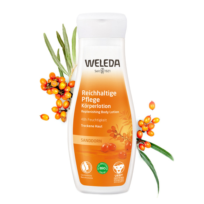 Weleda Облепиховое питающее молочко для тела 200 млОблепиховое питающее молочко для тела 200 мл Weleda Облепиховое питающее молочко для тела 200 млОблепиховое питающее молочко для тела 200 млОблепиховое питающее молочко для тела Weleda, 200мл - 100% натуральное молочко для тела Weleda с ценным облепиховым маслом насыщает витаминами и преображает даже самую сухую кожу. Как показали исследования, уже после 4 недель использования молочка содержание влаги в коже увеличивается на 37%. Облепиховое масло эффективно смягчает кожу, придает ей упругость и эластичность. Кожа приобретает жизненную силу, выглядит заметно более гладкой и отдохнувшей. Каротиноиды, содержащиеся в масле, нейтрализуют свободные радикалы, защищая кожу от негативного воздействия окружающей среды. Теплая и солнечная композиция из натуральных эфирных масел мандарина, грейпфрута и апельсина придает коже нежный аромат и превращает косметические процедуры в сказочное удовольствие. Облепиховое молочко для тела подходит как для нормальной, так и для склонной к сухости кожи. Состав: вода, кунжутное масло, спирт, масло ши, глицерила стеарат, глицерин, масло облепихи, масло орехов макадамии, экстракт мальвы, ксантан, тапиока, цетиловый спирт, смесь натуральных эфирных масел.<br>