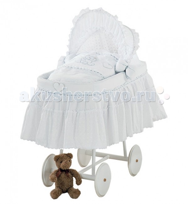 Колыбель Italbaby PrincipiniPrincipini Колыбель Italbaby PrincipiniPrincipiniОчаровательная плетеная люлька, изготовленная из натуральных прутьев из экологически чистых материалов. Безупречный итальянский дизайн и самые модные тенденции от итальянских мастеров создадут комфорт и уют Вашему малышу во время сна. Может быть дополнена фирменными аксессуарами (приобретаются отдельно). Характеристики: люлька выполнена из натуральных прутьев из экологически чистых материалов белье в колыбели - натуральная ткань - 100% хлопок кроватка-люлька плетеная большой складной ажурный капюшон комплект белья изготовлен из хлопковой ткани безупречной выделки деликатные швы, рассчитанные на прикосновение к нежной коже ребёнка бельё в корзине сертифицировано, гипоаллергенно и полностью безопасно белье съемное, можно стирать в стиральной машине (щадящий режим) оснащена большими прорезиненными колесами для удобства передвижения В комплекте: матрас одеяло подушка Размеры (дхшхв) - 100х55х120 см Вес: 9.5 кг<br>