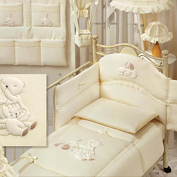 Комплект в кроватку Italbaby Cuccioli (5 предметов)Cuccioli (5 предметов) Комплект в кроватку Italbaby Cuccioli (5 предметов)Cuccioli (5 предметов)Коллекция итальянского белья Italbaby Cuccioli: натуральная ткань: 100% хлопок отделка аппликацией в сочетании с кружевами в старинном стиле и атласными бантами деликатные швы, рассчитанные на прикосновение к нежной коже ребёнка идеально подходит для мальчиков и для девочек отлично вписывается в любой интерьер можно стирать в стиральной машине (щадящий режим) бельё сертифицировано, гипоаллергенно и полностью безопасно цвет: бежевый Комплект состоит из: размер одеяла 100 х 130 см пододеяльника бампера простыни наволочки. Уникальное бельё Italbaby Cuccioli создано с любовью к малышам итальянскими мастерами и сочетает в себе станинные традиции и современные технологии... Высокотехнологичное производство позволило соединить ткани различных фактур, что делает бельё особенно мягким и приятным на ощупь.... Ваш малыш полюбит это бельё и будет сладко спать в объятиях ласковых мишек и уютных мягких котят...<br>